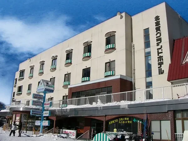 朝発バス/池袋発 北志賀グランドホテル本館 小丸山スキー場 選べるリフト券|初心者も安心の緩斜面ゲレンデはホテル目の前!夕食バイキングでお腹もココロも大満足!1